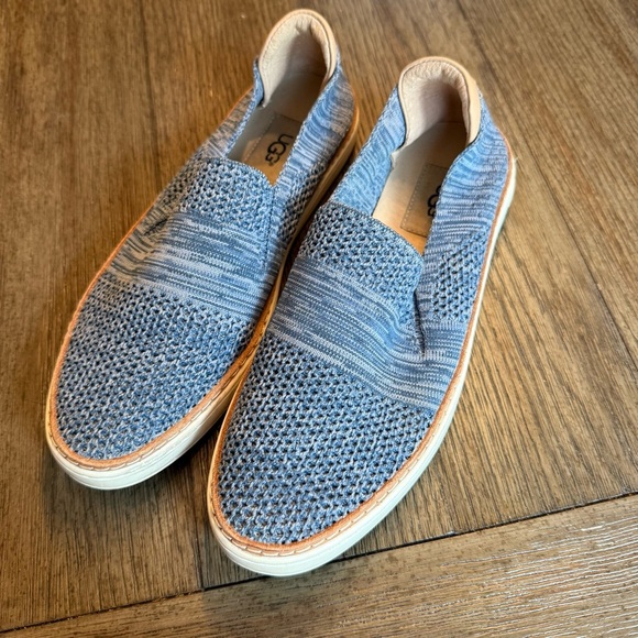 Blue knit ugg slip on shoes - Picture 1 of 8